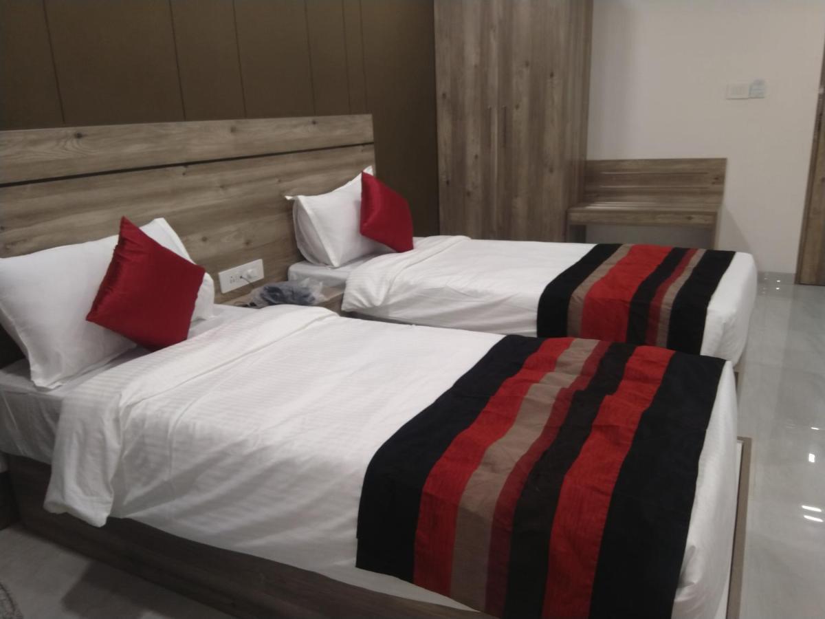 Hotel Indus Inn Пюн Екстериор снимка