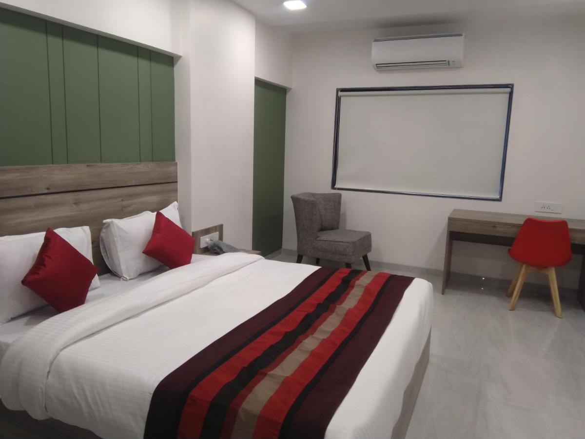 Hotel Indus Inn Пюн Екстериор снимка