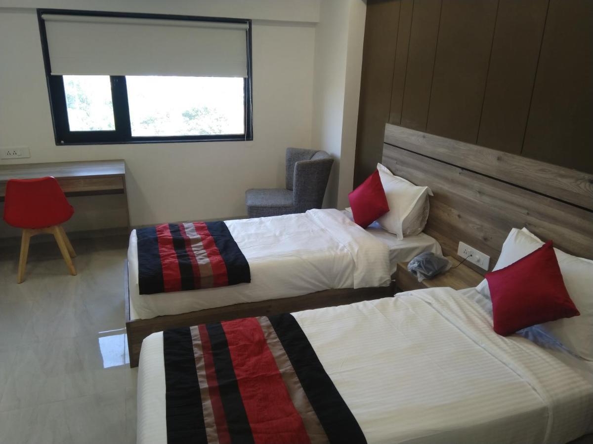 Hotel Indus Inn Пюн Екстериор снимка