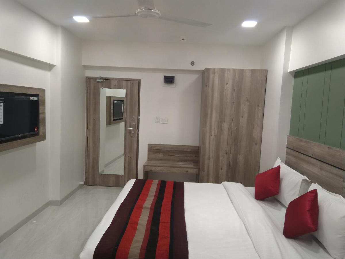 Hotel Indus Inn Пюн Екстериор снимка