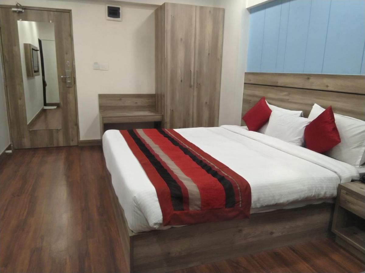 Hotel Indus Inn Пюн Екстериор снимка